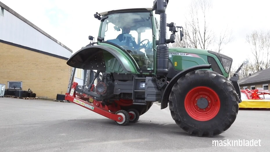 Moving tractor with no rear wheels